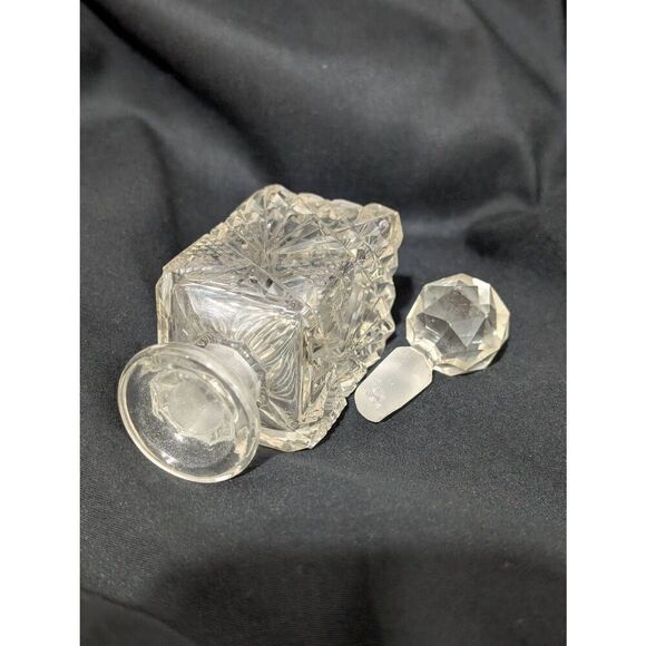 Vintage Cut Glass Perfume Bottle with Faceted Crystal Stopper – Ornate Vanity Dé - Picture 4 of 6